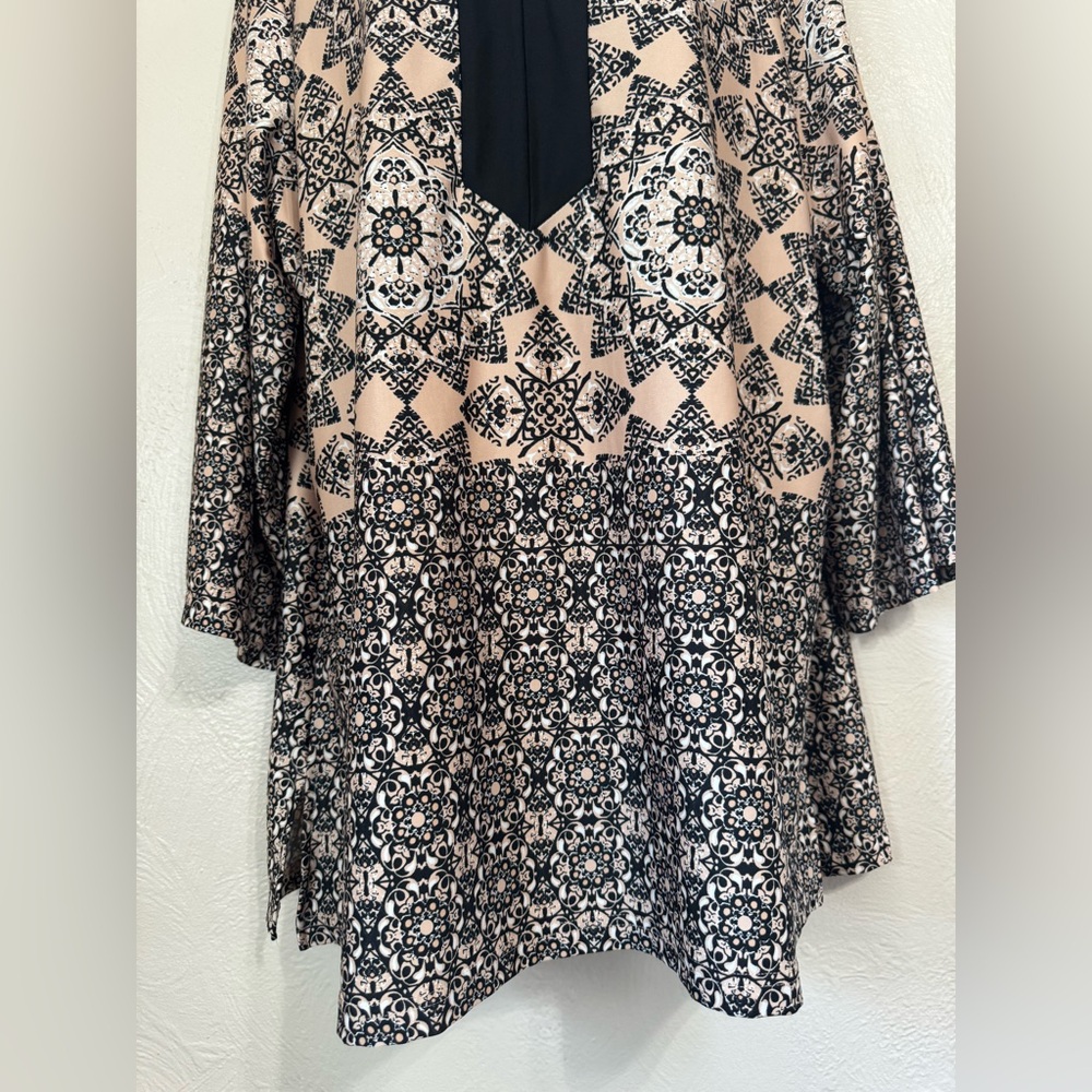 Black-Trim Beige & Black Printed V-Neck Tunic 0532 - Picture 6 of 7
